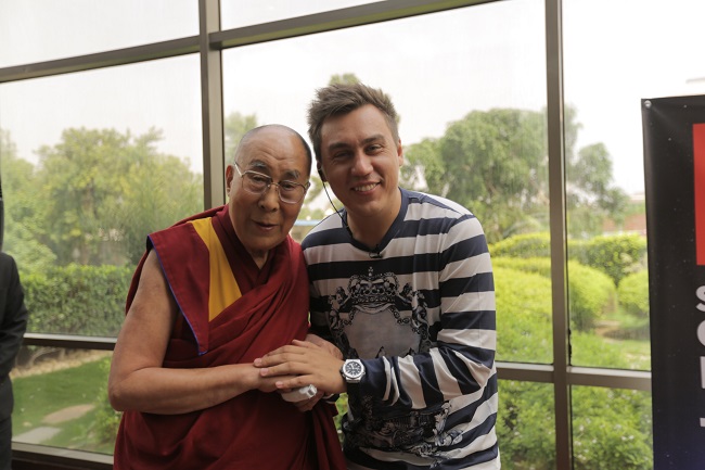 В течение часа Далай-Лама беседовал с бизнес-блогером Дмитрием Портнягиным