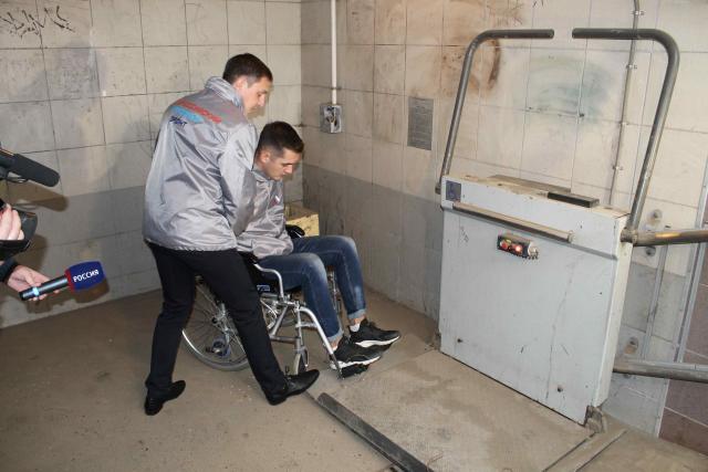 Активисты Народного фронта проверили пешеходные переходы Кирова на предмет доступности для инвалидов