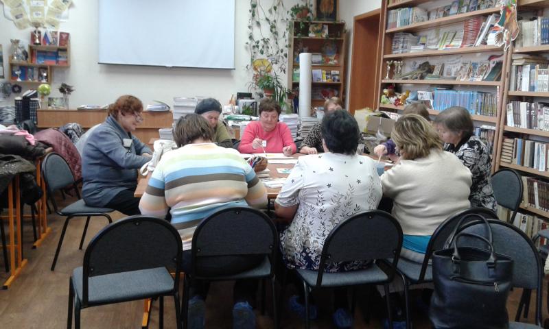 При поддержке ОМК в поселке Новосинеглазовский представители старшего поколения посетят занятия по арт-терапии