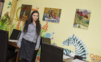В Севастополе на сувенирах печатают картины местной художницы