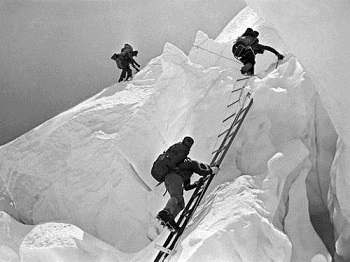 Местные альпинисты водрузили знамя на восьмитысячном пике Гималаев