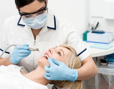 В клинике «32 Дент» используют лазерную технологию для лечения зубов без боли