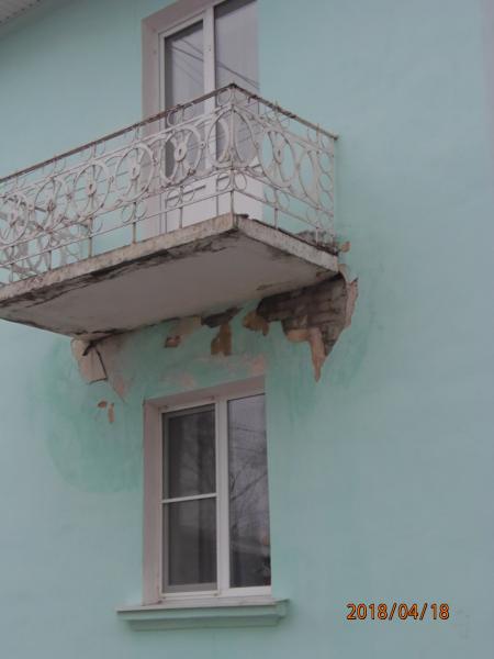 Так выглядит стена под балконом дома №5 по улице Московская