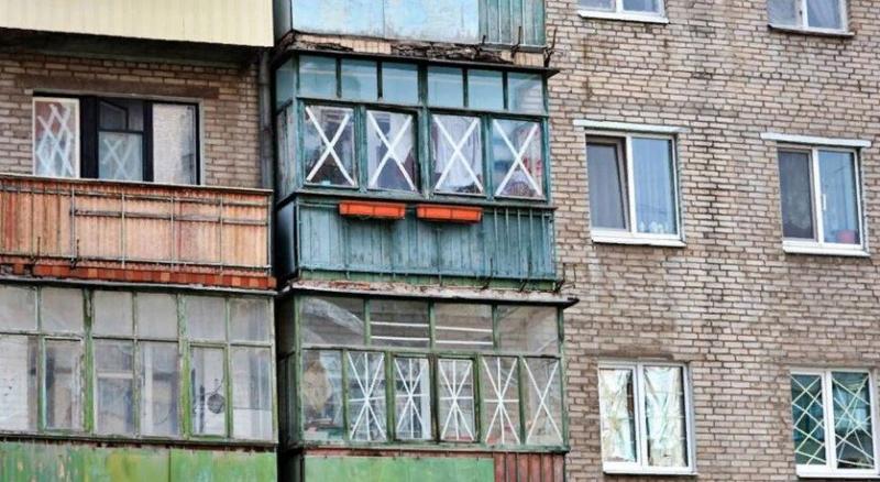 Из за обстрелов ВСУ, жители Горловки снова заклеивают окна скотчем крест-накрест