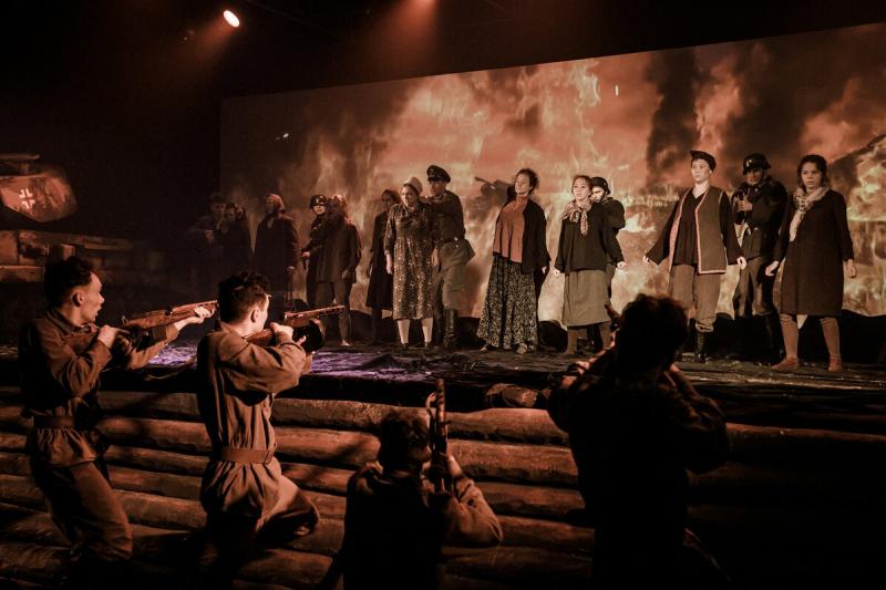 Со слезами на глазах: более 6000 человек стали участниками «Театра Великой войны» в Екатеринбурге 9 мая
