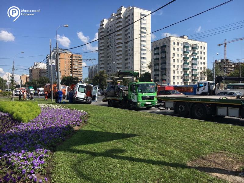 Эвакуатор «Московского паркинга» помог ликвидировать последствия ДТП на юго-востоке Москвы