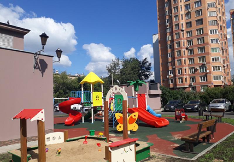 14 дворов Нижегородского района Москвы благоустроят на деньги от платных парковок