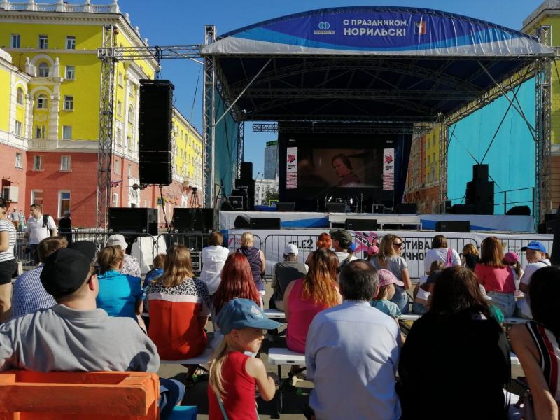 В Норильске прошел Фестиваль уличного кино.