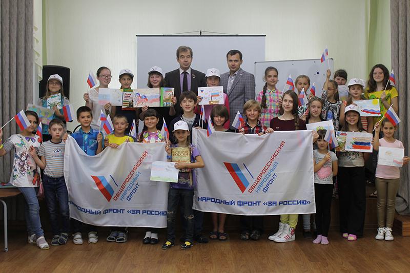 Томские активисты ОНФ организовали детский праздник, посвященный Дню Российского флага