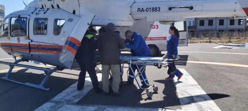 Вертолётом Московского авиацентра доставили мужчину с травмой ноги в лечебное учреждение