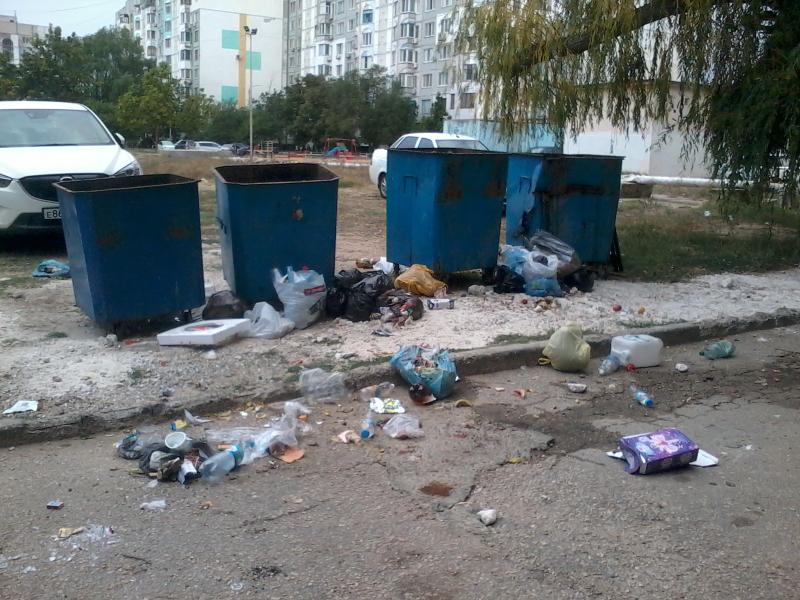 Как убирает мусоровоз у дома Ворошилова, 45