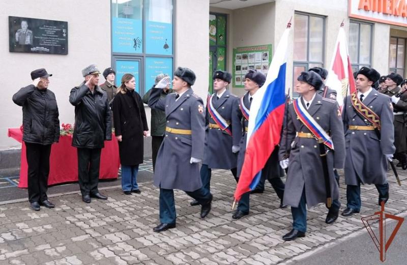 Мемориальную доску Герою России генерал-майору Роману Шадрину открыли в Екатеринбурге.