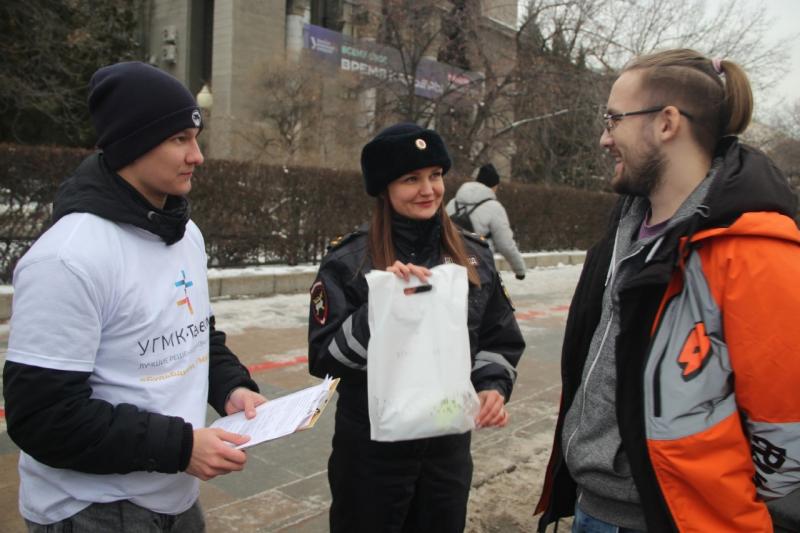 Жители и гости Свердловской области стали участниками акции за безопасность на дороге и получили ценные подарки
