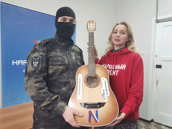 Ульяновский росгвардеец получил в дар гитару