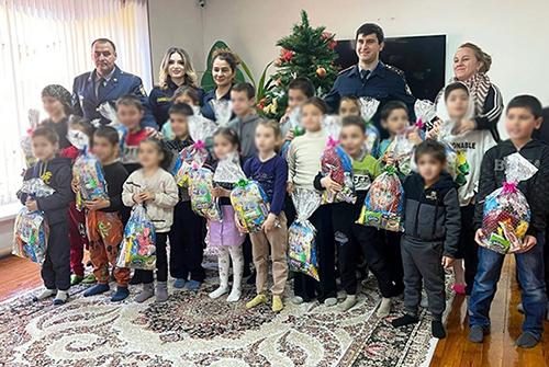 Сотрудники учреждений УИС Дагестана присоединились к Всероссийской акции «Новый год в каждый дом»