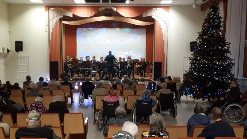 В Свердловской области росгвардейцы организовали концерт для пожилых людей в рамках акции «С Новым годом, ветеран!»