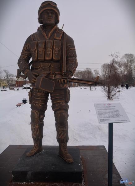 Памятник бойцу спецназа внутренних войск Василию Потапову торжественно открыли росгвардейцы в Приангарье