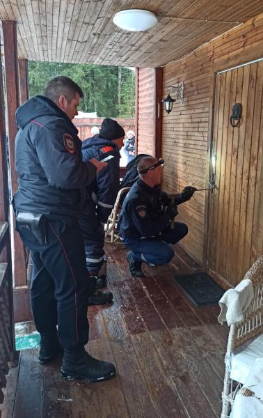 Работники ГКУ МО «Мособлпожспас» деблокировали дверь дома, где находился мужчина с инсультом