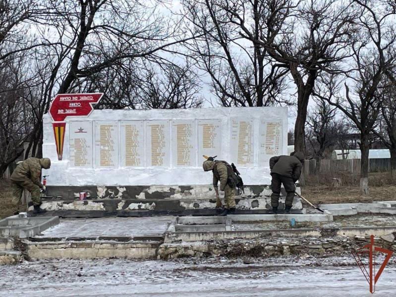 Росгвардейцы восстановили памятники советским воинам в ДНР и ЛНР