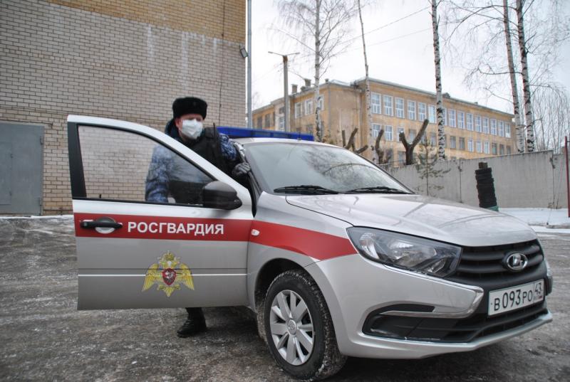 В Кирове росгвардейцы задержали подозреваемых в хранении наркотиков