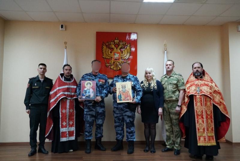 В день образования ОМОН «Кобра» Оренбургским росгвардейцам передали иконы с частицами мощей святых