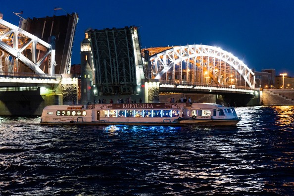«Астра Марин» увеличила число водных ночных экскурсий под разводными мостами Петербурга