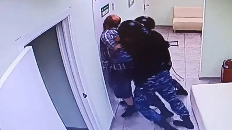 Росгвардейцы остановили избиение медработницы в Видном
