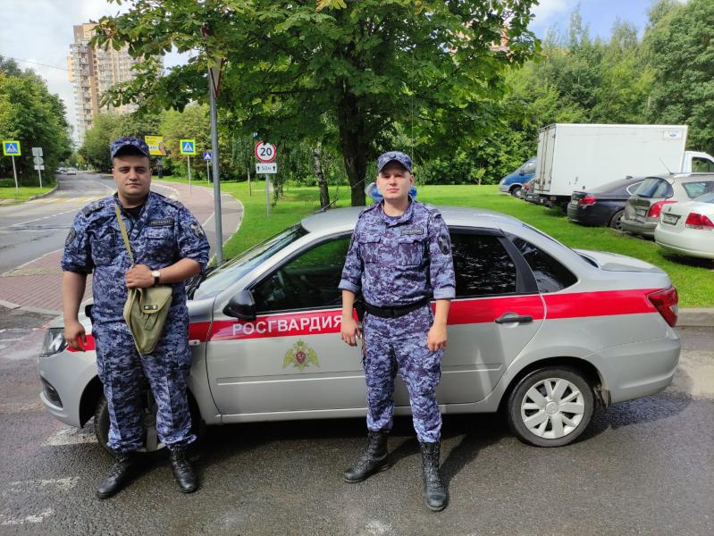 Химкинские росгвардейцы задержали подозреваемых, незаконно завладевших чужими мобильными телефонами