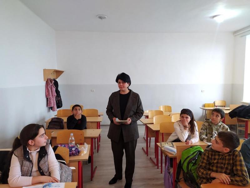 Трагедия Нагорного Карабаха - беженцы: Преподаватель Шушинского гуманитарного колледжа ведет уроки живописи в сельской школе