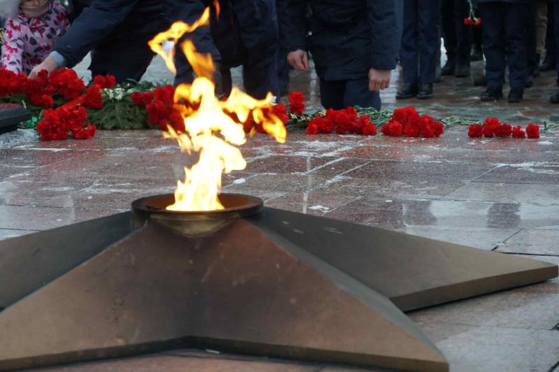 В Иванове офицеры Росгвардии возложили цветы к могиле Неизвестного солдата
