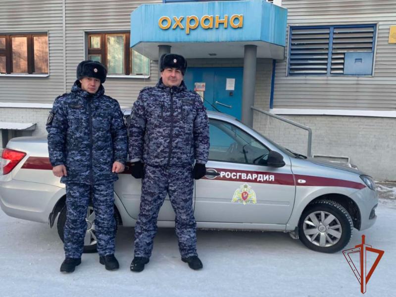 Сотрудники Росгвардии оказали помощь замерзающему в 40-градусный мороз мужчине в Иркутской области