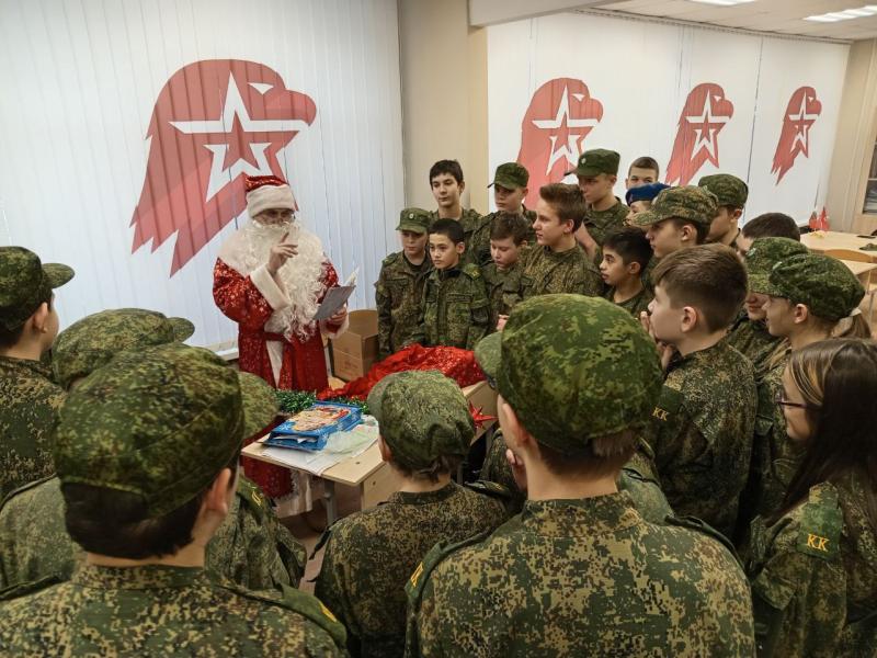 Кадеты, юнармейцы и волонтеры Реутова передали новогодние подарки для военнослужащих СВО