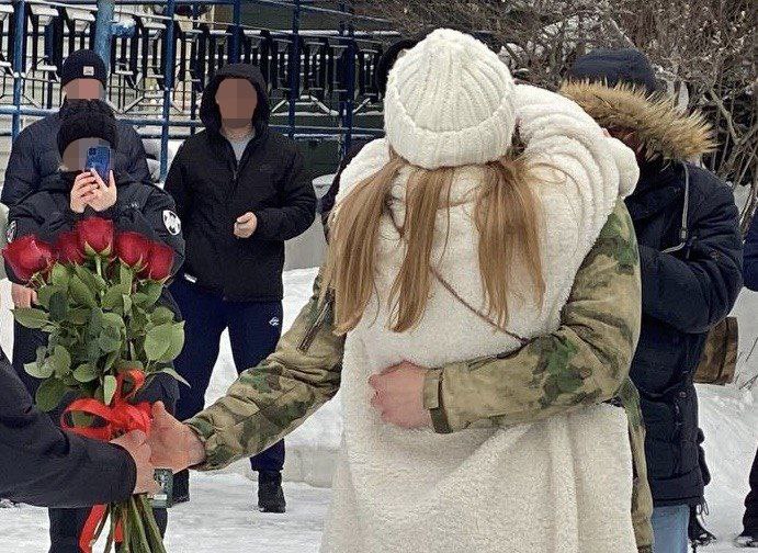 В новогодние дни росгвардеец из Иркутской области сделал предложение своей девушке