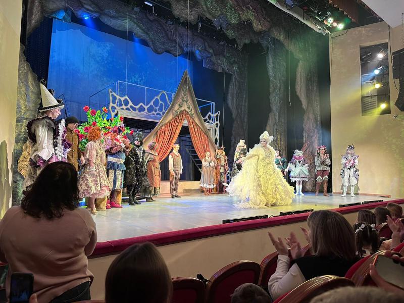 В Саранске дети росгвардейцев посетили театрализованное новогоднее представление