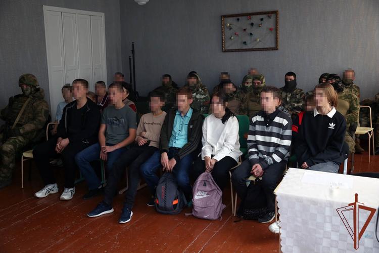 Концертная бригада Росгвардии выступила перед военнослужащими и школьниками в ДНР