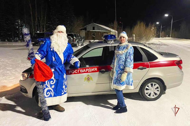 «Дед Мороз специального назначения» продолжает поздравление детей росгвардейцев на Ямале
