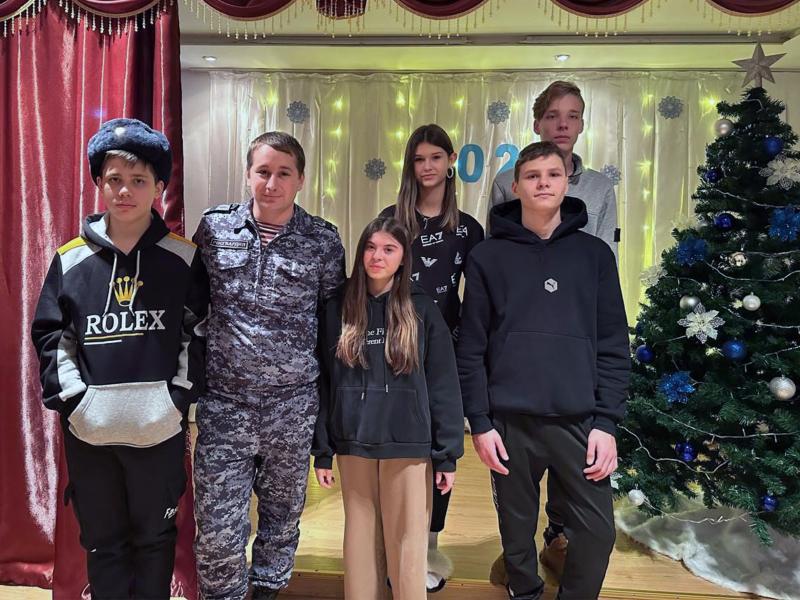 Сотрудники  Росгвардии поздравили с Рождеством воспитанников детского дома на Ставрополье
