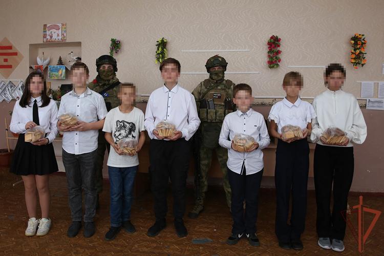 Росгвардейцы помогают сельским школам и детским садам в ДНР