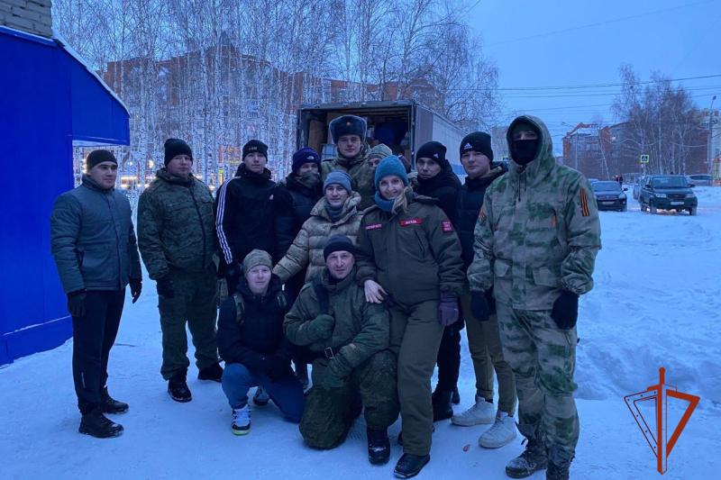 Росгвардия в Томске оказала помощь в погрузке гуманитарной помощи на Донбасс