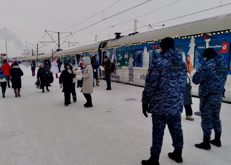 Росгвардейцы приняли участие в обеспечении безопасности встречи «Поезда Деда Мороза» во время его остановки в Ярославской области