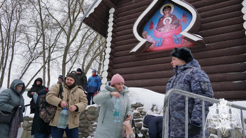 В Кировской области росгвардейцы обеспечили безопасность граждан во время крещенских богослужений