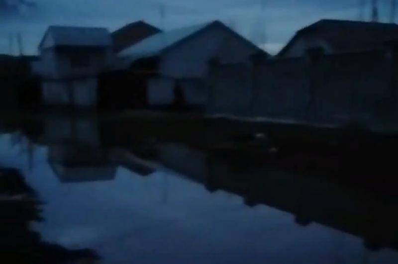 Жители Черкесска жалуются на утечку воды, которая топит их улицу