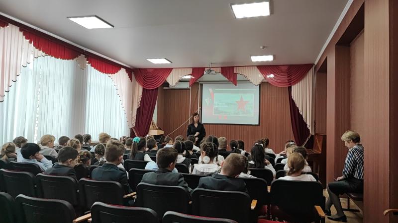 Росгвардейцы провели тематический урок для школьников города Тамбова в честь 80-летия снятия блокады Ленинграда