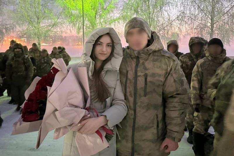 Военнослужащий Росгвардии, прибыв из служебной командировки, сделал предложение своей девушке в Иркутской области