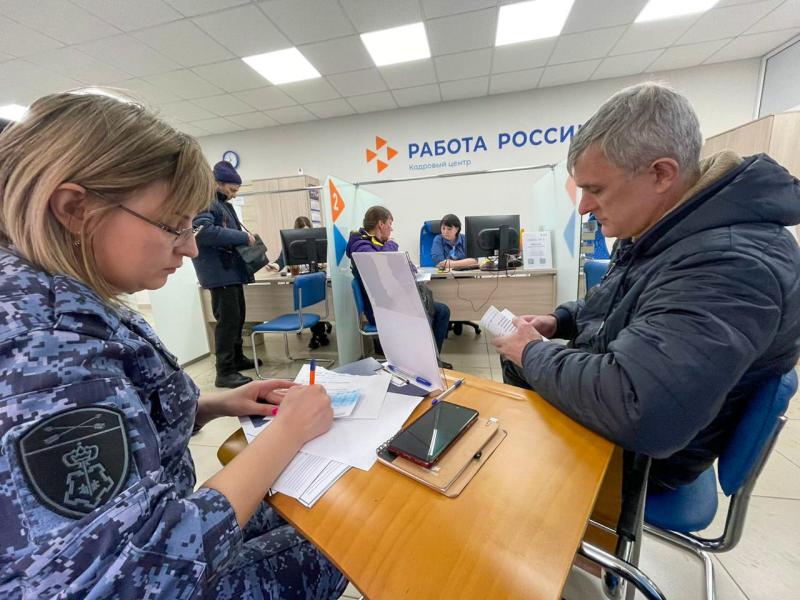 Росгвардия принимает кандидатов для прохождения службы на ярмарке вакансий в Кузбассе