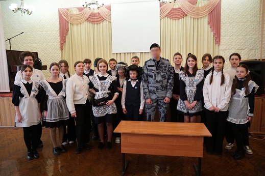 Сотрудник спецподразделения провел урок мужества для ульяновских школьников