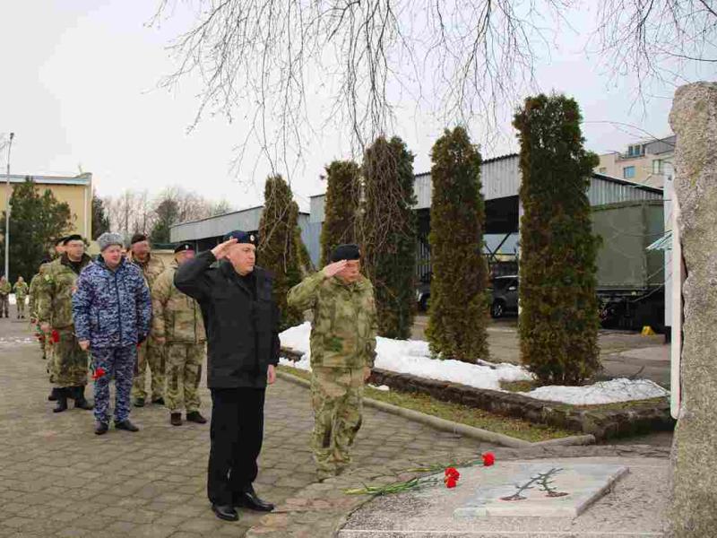 Сотрудники ставропольского ОМОН Росгвардии почтили память боевых товарищей, погибших при исполнении служебного долга