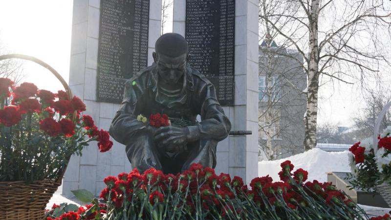В Кирове в 35-ю годовщину вывода советских войск из Афганистана ветераны Росгвардии почтили память воинов-интернационалистов