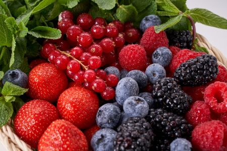“Можно отравиться”: диетолог Садыков перечислил фрукты и ягоды, которые нельзя покупать ранней весной