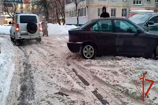 В Московской области сотрудники Росгвардии спасли автомобилиста из снежного плена